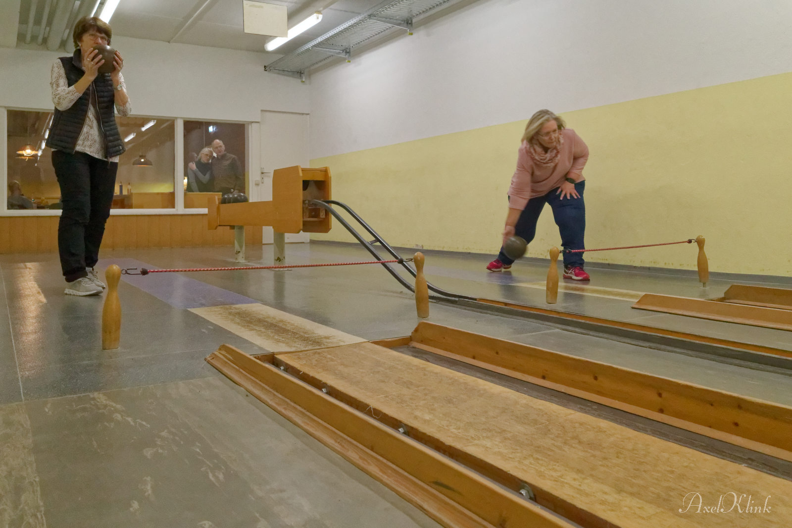 zwei Damen geben Gas