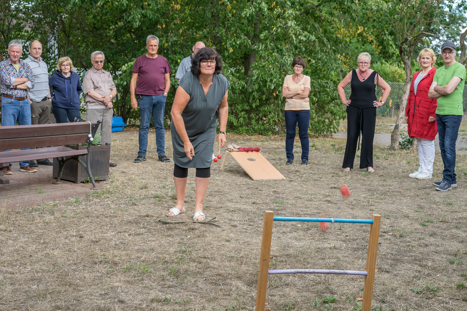 um die Stange gewickelt