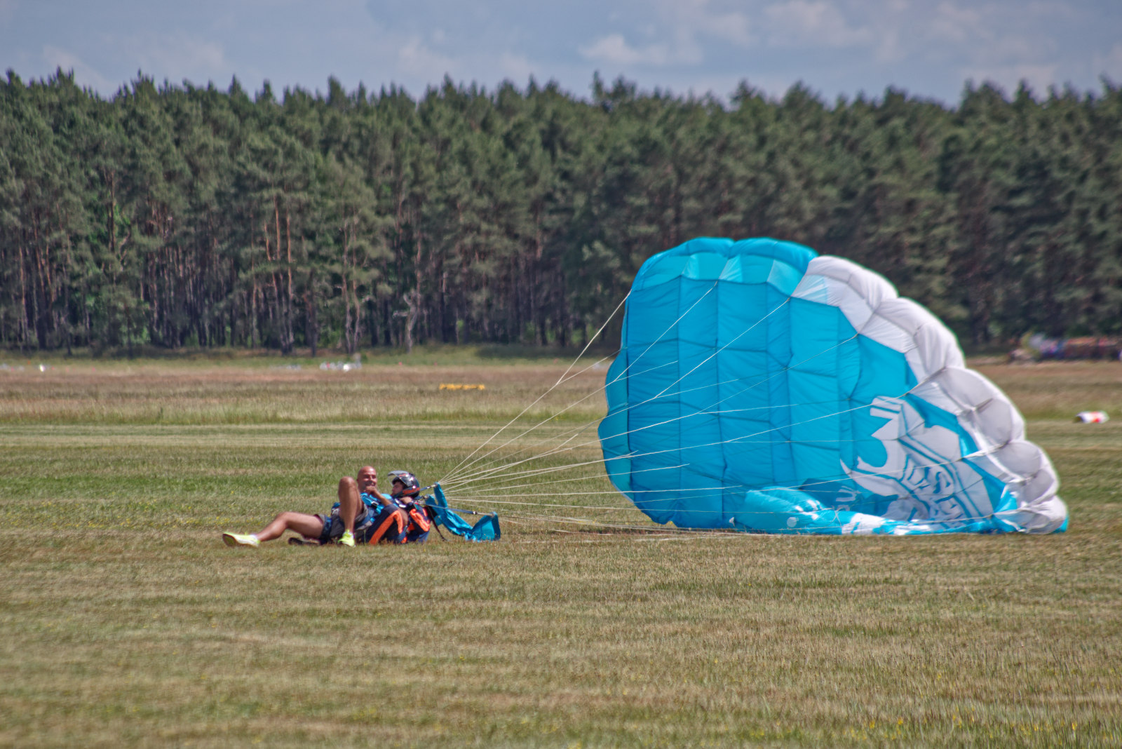 zwei glücklich am Boden 