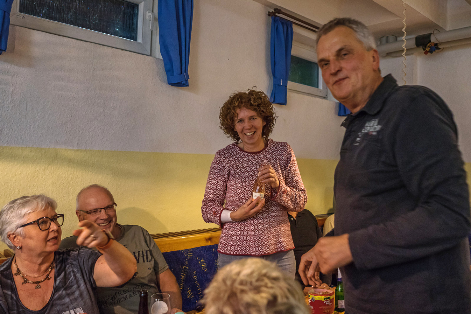 die Siegerin im Sarg- Kegeln, Ivette